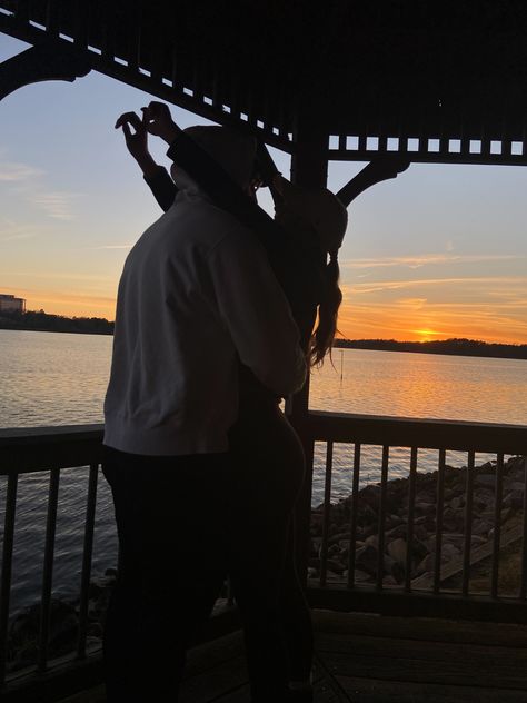 #sunset #gazebo #photo #boyfriend #girlfriend #cutecouple #couple #couplesunset #love Gazebo Couple Pictures, Couples Pic, Photographer Life, Image Couple, Couple Picture, In Aesthetic, Couple Watch, Couple Picture Poses, Photographers Life