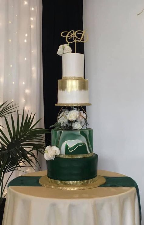 White and emerald green wedding cake with gold brushed and marble effect Elegant White And Green Wedding Cake, Quinceañera Cake Ideas Emerald Green, Emerald And Gold Wedding Cake, Emerald Green And Gold Wedding Cake, Emerald Green Cake Ideas, White And Emerald Green Wedding, Green Gold And White Wedding, Emerald Green Cake, Emerald Green Wedding Cake