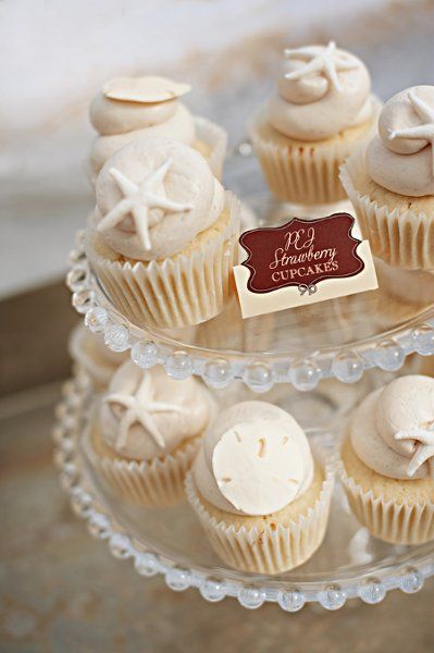 Beach Wedding Cupcakes, Beach Cupcakes, Rustic Groom, Rustic Beach Wedding, Wedding Cake Photos, Beach Wedding Cake, Floral Wedding Cakes, Wedding Cake Flavors, Beach Meals