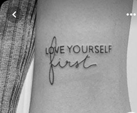 Minimal Unique Tattoos, Love Yourself Tatuaje, Tattoo Love Yourself, Love Yourself Tattoo, Self Love Tattoo, Hand Tattoos For Girls, Tattoos For Girls, Design Black And White, Writing Tattoos