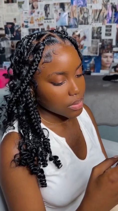 Big Short Knotless Braids, Boho Coi Leray Braids, Chunky Braids For Black Women, Short Braid Hairstyles For Black Women, Short Knotless Box Braids With Curls, Short Knotless Braids With Curls, Trending Black Hairstyles, Cheap Hairstyles For Black Women, Short Knotless Box Braids