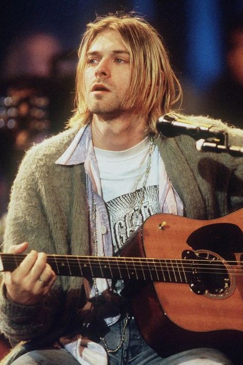 Textured Knits - Imgur Kurt Cobain Unplugged, Kurt Cobain Outfit, Nirvana Mtv, Nirvana Mtv Unplugged, Kurt Cobain Style, Kurt Cobain Photos, Mtv Unplugged, Nirvana Kurt Cobain, Nirvana Kurt