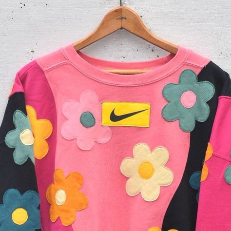 UPCYCLEX™ on Instagram Sweatshirt Thrift Flip, Diy Sweatshirt Ideas, Refashion Clothes Upcycling, Diy Clothes Refashion Upcycling, Flowers Clothes, Reworked Sweatshirts, Diy Clothes Refashion, Patchwork Sweatshirt, Upcycle Clothes Diy