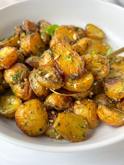 Easy Bulgarian Garlic & Dill Potatoes: This recipe is simply home for me. These easy garlic and dill potatoes are on the menu in every Bulgarian Garlic Dill Potatoes, Breakfast Skillet Healthy, Sushi Boats, Bulgarian Dishes, Cucumber Boats, The Modern Nonna, Dill Potato, Modern Nonna, Cucumber Sushi