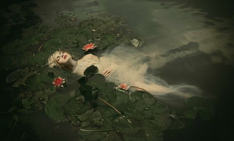 Ophelia Photography by Dorota Gorecka – Fubiz™ Flowers In Her Hair, Fantasy Photography, Pre Raphaelite, Water Photography, Trik Fotografi, Arte Fantasy, Underwater Photography, 인물 사진, Lily Pads