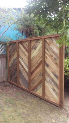 Backyard Fence Made with Repurposed Pallets • 1001 Pallets Pallet Fence Diy, Wood Pallet Fence, Paint Concrete Patio, Pasture Fencing, Diy Privacy Fence, Concrete Patios, Privacy Fence Designs, Pallet Fence, Backyard Privacy