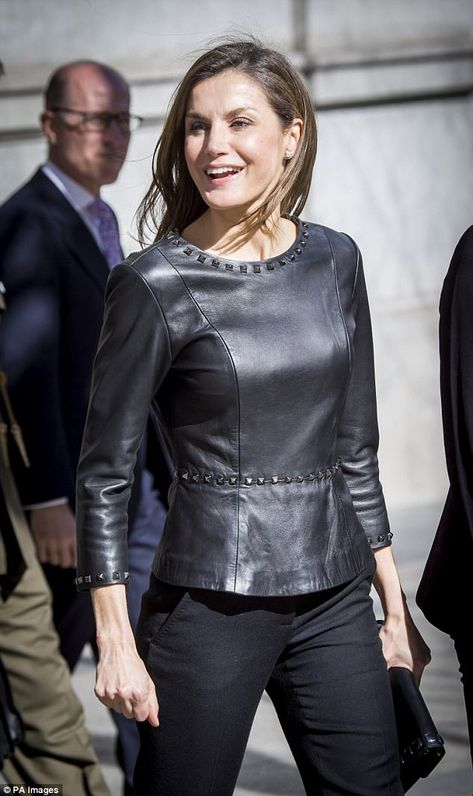 Fitted Jacket Outfit, Leather Top Outfit, Leather Tops, Queen Queen, Leather Crop Top, Letizia Of Spain, Charity Event, Looks Black, Queen Letizia