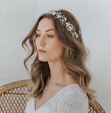 Hairband Hairstyle Wedding, Brunette Bridal Hair, Green Wedding Hair, Wedding Hair Band, Hairband Hairstyle, Short Hair Accessories, Love Celebration, Unique Wedding Hairstyles, Wedding Hair Head Piece