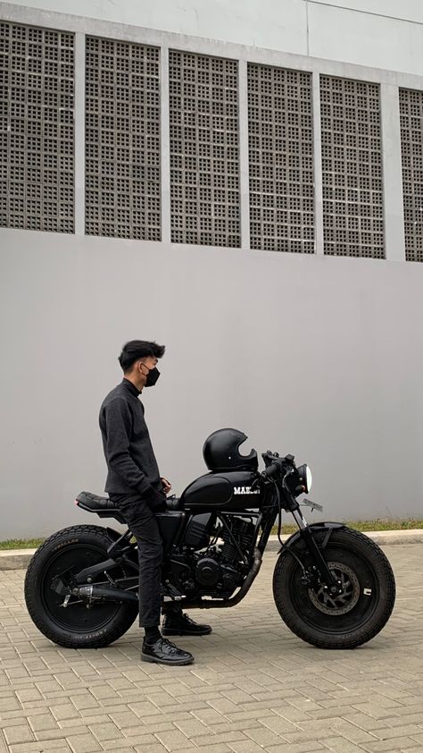 Cafe Racer Aesthetic, Black Cafe Racer, Menswear Outfits, Custom Bikes Cafe Racers, Best Motorbike, Pinterest Affiliate, Cafe Racer Design, Boy Bike, Biker Photoshoot