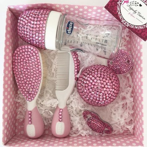 Diy Rhinestone Crafts, Bling Bottles, Luxury Baby Clothes, Bling Ideas, Rhinestone Projects, Rhinestone Crafts, Diy Jewelry Display, Diy Baby Shower Gifts, Baby Bling