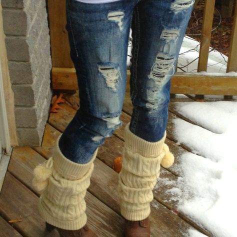 pompoms!! Leg Warmers Jeans Outfit, Jeans With Leg Warmers, White Girl Autumn, Leg Warmers With Jeans, 2010 Autumn, Leg Warmers Outfit, Autumn Is Coming, Outfits 2000s, 2000s Fashion Outfits