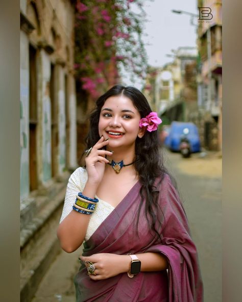 Traditional Photography Poses Women, Girls Photoshot Style, Indian Poses, Saree Shoot, Onam Outfits, Saree Pose, Bride Photos Poses, Paper Beads Necklace, Bollywood Hairstyles