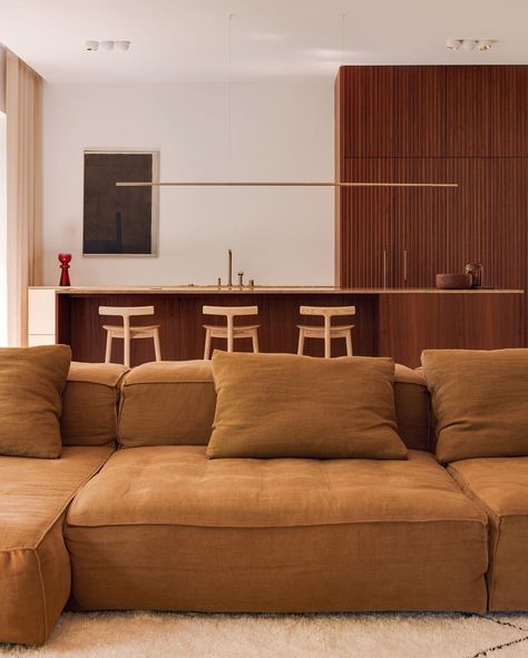 When Polish art meets sunny minimalism with a hint of midcentury vibe. Interior design: Paweł Pajączkowski @pajaczkowskistudio. Photo: ONI studio @onistories - vintage interieur | vintage living room | design accessories | retro interior design Vintage Living Room Design, Vintage Minimalism, Retro Interior Design, Polish Art, Simple Interior, Design Accessories, Retro Interior, Vintage Living Room, Minimalism Interior