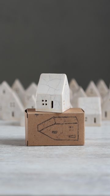 White Ceramic Houses, Pottery Houses, Modern Dinnerware, Clay Houses, Blind Boxes, How To Make Clay, Box Houses, Porcelain Ornaments, Diy Pottery