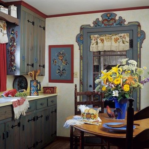 Norwegian Kitchen, Swedish Kitchen, Rustic Homes, Swedish Cottage, Norwegian Style, Swedish Decor, Norwegian Rosemaling, Scandinavian Traditional, Swedish Style