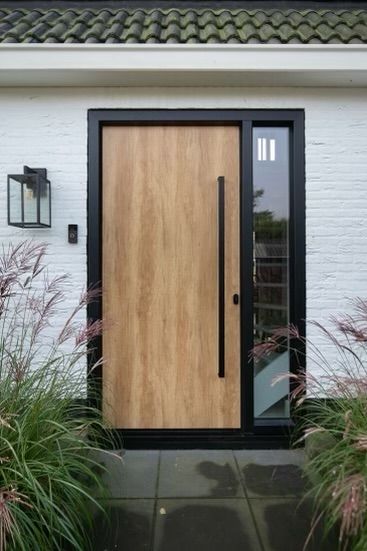 Black House Front Door, Black And Wood Exterior, Modern Porch Ideas Entrance, Modern House Front Door, Modern Wood Front Door, Kitchen Door Design, Modern Front Door Ideas, Modern Exterior Door, Bathroom Door Design