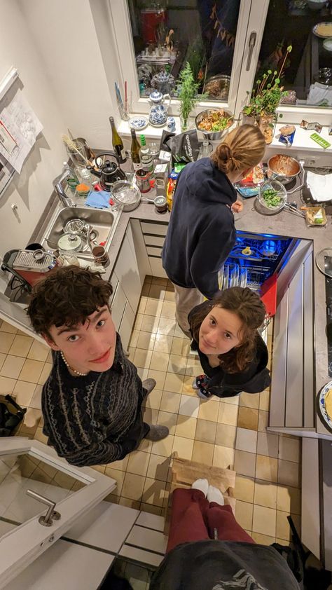 Kitchen Friends Aesthetic, Person Cooking Aesthetic, Siblings Aesthetic Pictures, Cooking Challenge With Friends, Cooking With Family Aesthetic, Quality Family Time Aesthetic, Siblings Pictures Aesthetic, Family Outing Aesthetic, Friends Living Together Aesthetic