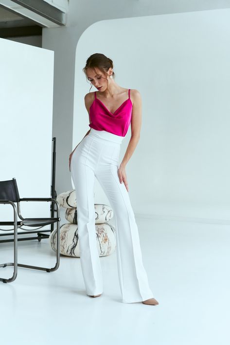 White High Waisted Flare Pants, Red Midi Dress Formal, White Flare Pants Outfit Classy, White Bottoms Outfit, Flare Pants Outfit Classy, White Flare Pants Outfit, Belted Pants Outfit, High Waisted White Pants, Flare Outfits