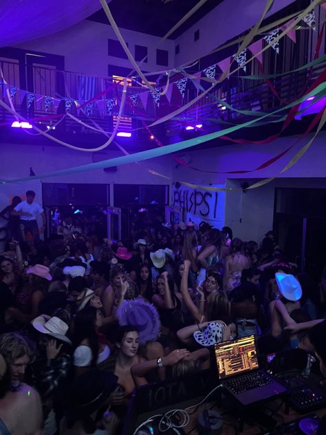 Places To Have Parties, La Nightlife Aesthetic, Birthday Party Rager, High School Party Astethic, Frat House Aesthetic, High School House Party Aesthetic, High School Vision Board, College House Party Aesthetic, College Life Aesthetic Party