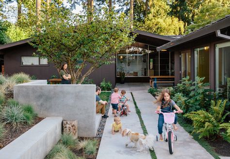 In southwest Portland, Aaron and Yuka Ruell's 1953 house was updated for a growing family with the help of local firm Jessica Helgerson Interior Design. Together, they created an environment where midcentury tables sit beside contemporary sofas, and it’s all punctuated with textured fabrics, vibrant colors, and vivid artwork. #dwell #portland #midcenturymodern #modernhomerenovations #portlandmidcenturyrenovations Architectural Plants, Modern Backyard, Modern Landscaping, Mid Century Modern House, Mid Century House, Modern Garden, Yard Landscaping, Front Yard Landscaping, Yard Decor