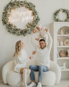 Christmas Outfits Aesthetic Family, White Studio Christmas Photos, Christmas Minis Outfits, Christmas Photoshoot Aesthetic, Christmas Studio Photoshoot Family, Christmas Set Photography, New Year Family Photo Ideas, Minimalist Christmas Photoshoot, Christmas Set Up Photography