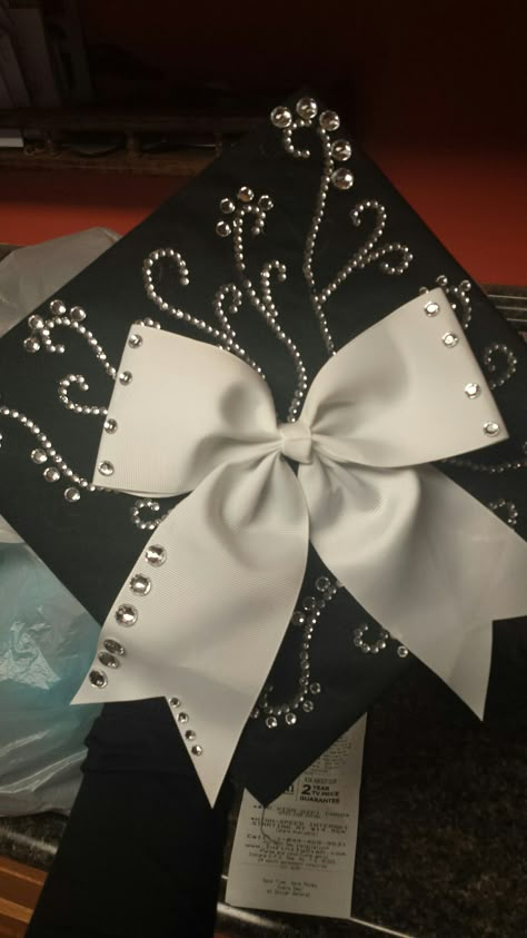 Graduation Outfit Ideas White Cap And Gown, Coquette Grad Cap Ideas, Pearls Graduation Cap, Graduation Cap Ideas Aesthetic, Associate Degree Graduation Cap, Black Graduation Cap Designs, Bow On Graduation Cap, Graduation Cap Designs White, Gothic Graduation Cap