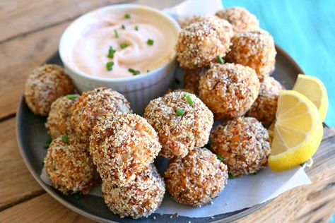 These Baked Salmon Croquettes Are Little Pieces of Healthy Heaven Healthy Paleo Snacks, Salmon Croquettes Recipe, Paleo Seafood, Baked Snacks, Paleo Fish, Diet Soup, Salmon Croquettes, Candida Recipes, Diet Soup Recipes