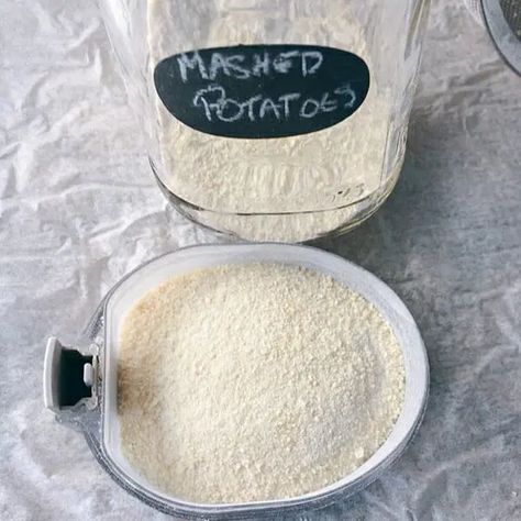 Dehydrated Potato Flakes, Dehydrator Ideas, Dehydrate Potatoes, Dehydrated Recipes, Dehydrated Meals, Dehydrating Food Storage, Dehydrating Recipes, Food Dehydration, Trail Food