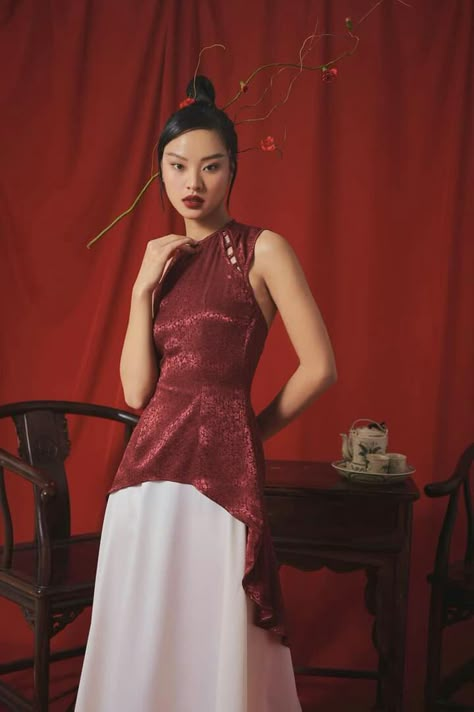 Cheongsam Photoshoot Ideas, Chinese Photoshoot Aesthetic, Chinese New Year Photoshoot Ideas, Imlek Outfit, Cheongsam Photoshoot, Chinese Photoshoot Ideas, Chinese New Year Photoshoot, Cny Photoshoot, Chinese Photoshoot