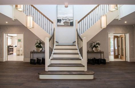 A split staircase is meant for a grand entranceway. Transitional Staircase, Types Of Stairs, Double Staircase, Traditional Staircase, Diy Staircase, Beautiful Stairs, House Staircase, Floating Stairs, Staircase Decor