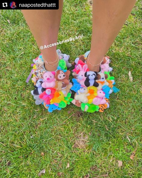 Bedazzled Shoes Diy, Bedazzled Shoes, Nike Shoes Women Fashion, Clueless Fashion, Fluffy Shoes, Cute Slides, Crocs Fashion, Diy Fashion Projects, Diy Slippers