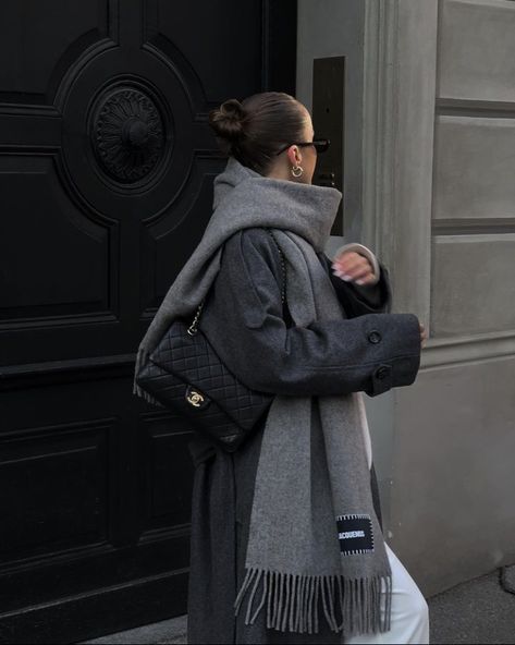 Gray Scarf Outfit, Europe Winter Fashion, Short Cuir, Scarf Outfit, Europe Winter, Autumn Fits, Winter Fit, Look Short, Looks Street Style