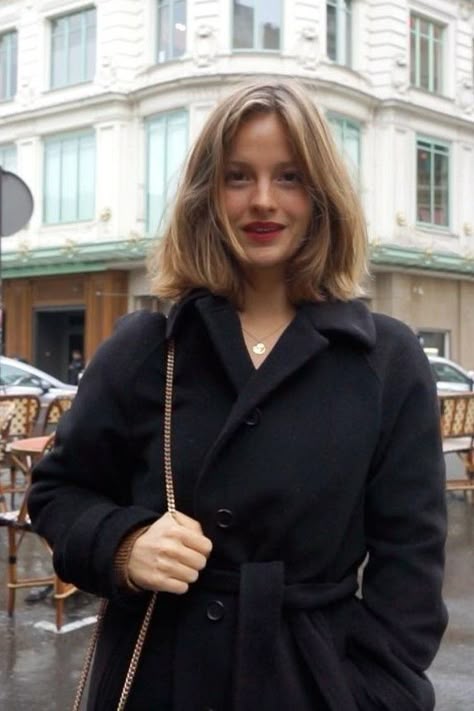 Camille Yolaine, French Coat, Vintage Faux Fur Coat, Long Black Coat, Look Retro, Shot Hair Styles, French Girl, Kate Moss, Parisian Style