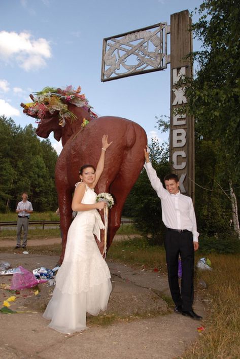 Cursed Wedding Photos, Frat Wedding, Peter Schouten, Weird Wedding, Moss Wedding, Funny Wedding Pictures, Funny Bride, Russian Wedding, Awkward Family Photos