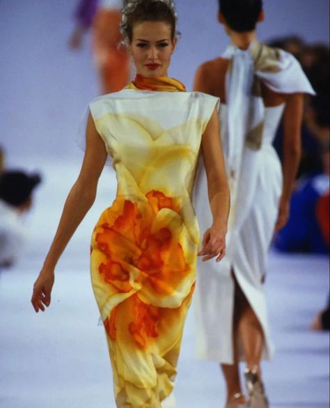 1990s Supermodels, Karen Mulder, Catwalk Models, Vintage Runway, Isaac Mizrahi, Beauty And Fashion, Classy Dress, Beautiful Fashion, Tie Dye Skirt