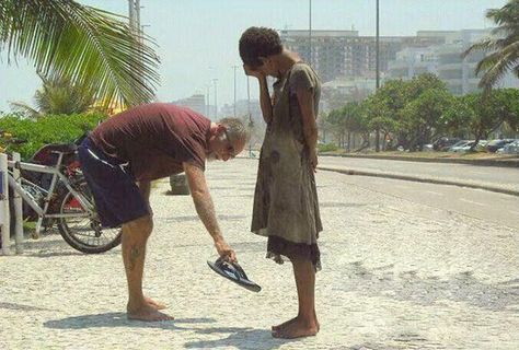 A man giving his shoes to a crying homeless girl in Rio de Janeiro, Brazil. Matching Pictures, Faith In Humanity Restored, Humanity Restored, We Are The World, Papa Francisco, Dalai Lama, Good Deeds, Faith In Humanity, Random Acts Of Kindness