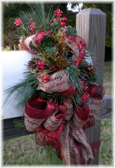 30 Christmas Mailbox Decoration Ideas - Nikki's Plate Christmas Mailbox Decorations, Mailbox Swag, Christmas Mailbox, Diy Mailbox, Mailbox Decor, Christmas Lovers, Christmas Post, Christmas Swags, Christmas Bow