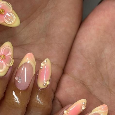 Miami Nail Artist🎀 on Instagram: "structure gel 3d flower airbrush strawberry lemonade vibes😋💝 
color inspo @ceesclaws 

#miaminails #miaminailtech #miaminailartist #miaminailart #summernails #3dflowernails #kawaiinailart" Sommer Nails, Sunshine Nails, Miami Nails, Airbrush Nails, Butterfly Nail Art, Summery Nails, Simple Acrylic Nails, Summer Acrylic Nails, Butterfly Nail