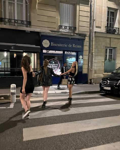 France Night Life, Friends In France Aesthetic, France Love Aesthetic, Study Abroad France Aesthetic, Exchange Student Aesthetic France, France Aesthetic Night, Europe At Night Aesthetic, French Night Aesthetic, Friends Instagram Aesthetic