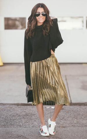 Gold Pleated Skirt Outfit, Metallic Pleated Skirt Outfits, Pleated Skirt Outfit Casual, Gold Skirt Outfit, Metallic Skirt Outfit, Pleated Midi Skirt Outfit, Gold Metallic Skirt, Gold Pleated Skirt, Skirt Outfit Casual