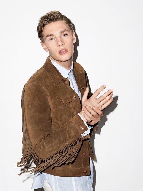 Tommy Marr rocks a suede fringe jacket from J.Lindeberg. Bohemian Man, Coachella Outfit Men, Bohemian Men, Fringe Leather Jacket, Western Jacket, Suede Fringe Jacket, Monochrome Fashion, Fringe Jacket, Mens Trends