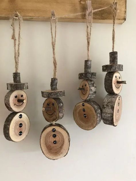 The Timeless Beauty of Rustic Ornaments in Christmas Decoration | My desired home Wood Log Reindeer Diy, Log Slice Xmas Decorations, Christmas Crafts Presents Homemade Gifts, Diy With Wood Pallets, Christmas Log Decorations, Christmas Wood Snowman, Handmade Wood Christmas Gifts, Craft With Wood Slices, Wood Slice Snowman Diy