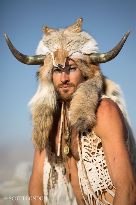 Nathan Skyhorse at Burning Man 2013 (Photo by Scott London) Outfit Techno, Africa Burn, Burning Man Costumes, Burning Man Style, Burning Man 2015, Afrika Burn, The Burning Man, Bohemian Men, London People