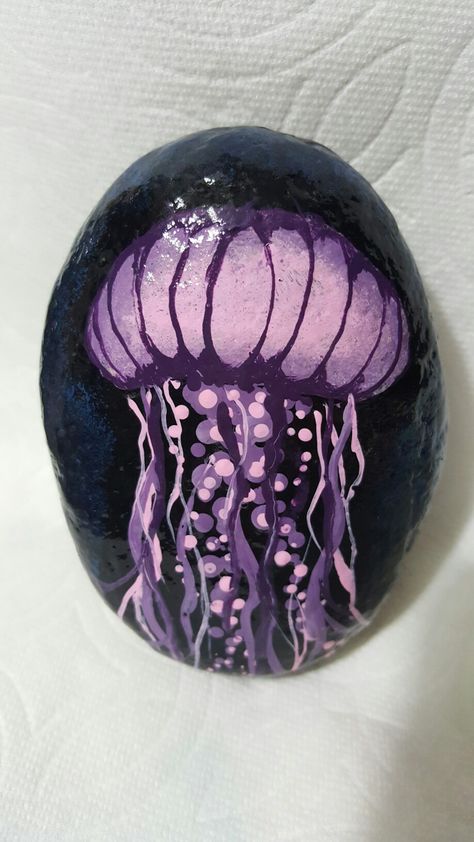 Rock Painting Ideas Purple, Dolphin Painting, Jellyfish Painting, Sea Life Art, Stone Art Painting, Happy Stones, Bug Art, Painted Rocks Diy, Rock Painting Patterns