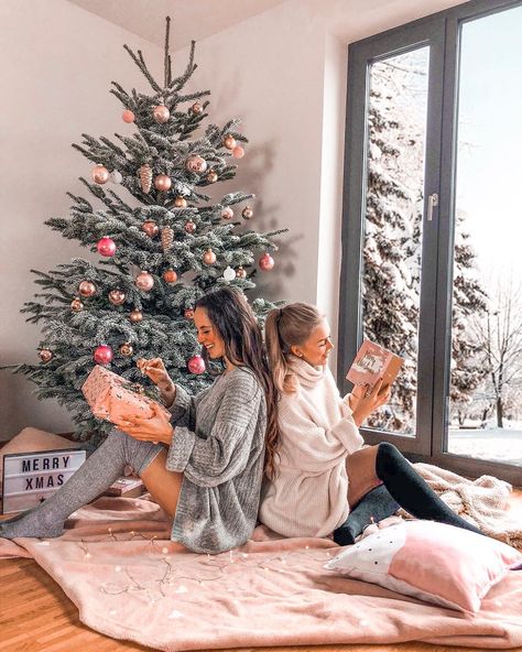 ❄️ FASHION & LIFESTYLE ❄️ on Instagram: “❄️ UNDER THE CHRISTMASTREE ❄️ ____________________________________ Hey Cuties ✨, Ich hoffe Ihr hattet einen tollen 3.Advent. 🕯 Ist es…” Best Friends Christmas Pictures, Christmas Photos Friends, Christmas Pictures Friends, Bff Christmas, Bff Poses, Trendy Christmas Outfits, Family Christmas Pictures, Christmas Shoot, Christmas Dresses