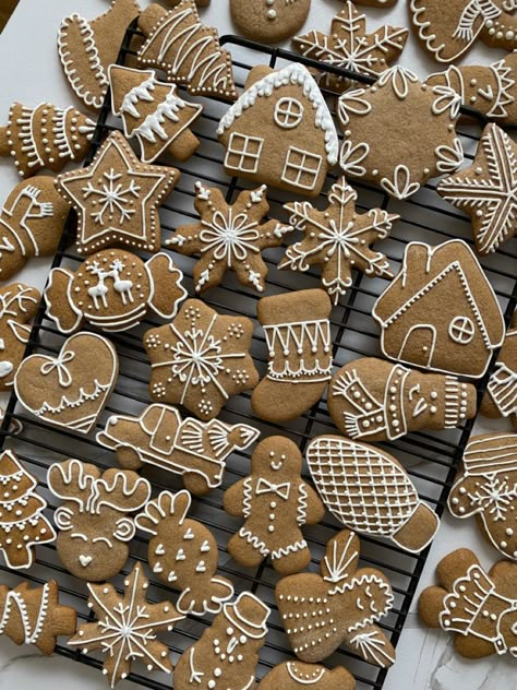 Gingerbread Cookies Decorated Ideas, Gingerbread Men Decorating Ideas, Gingerbread Cutout Cookies, Gingerbread Cookie Decorating, Gingerbread Inspiration, Cookie Holiday, Cookie Gingerbread, Christmas Sugar Cookies Decorated, Gingerbread Cookies Decorated