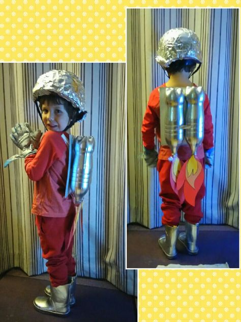 spaceman astronaut costume DIY Astronaut Costume Diy Kids, Astronaut Costume Diy, Spaceman Costume, Astronaut Costume, Diy Costumes Kids, Michael Collins, Kids Helmets, Diy Costume, Costume Diy