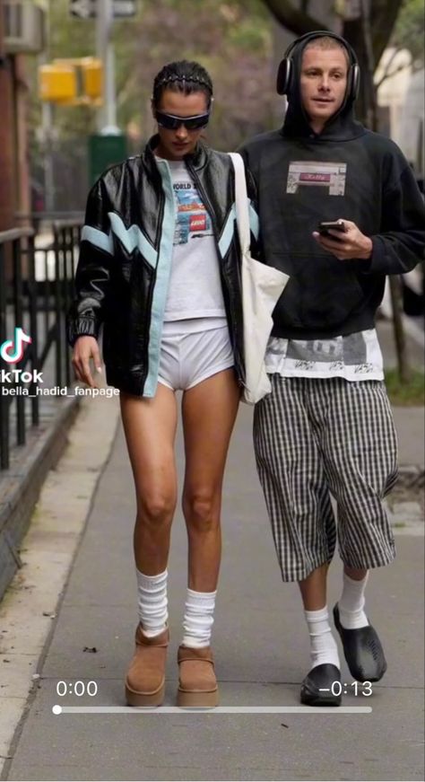 Bella Hadid Uggs, Bella Hadid And The Weeknd, Platform Uggs, Winter Boots For Women, Bella Hadid Outfits, Bella Hadid Style, Ankle Boots For Women, Hadid Style, Digital Marketer