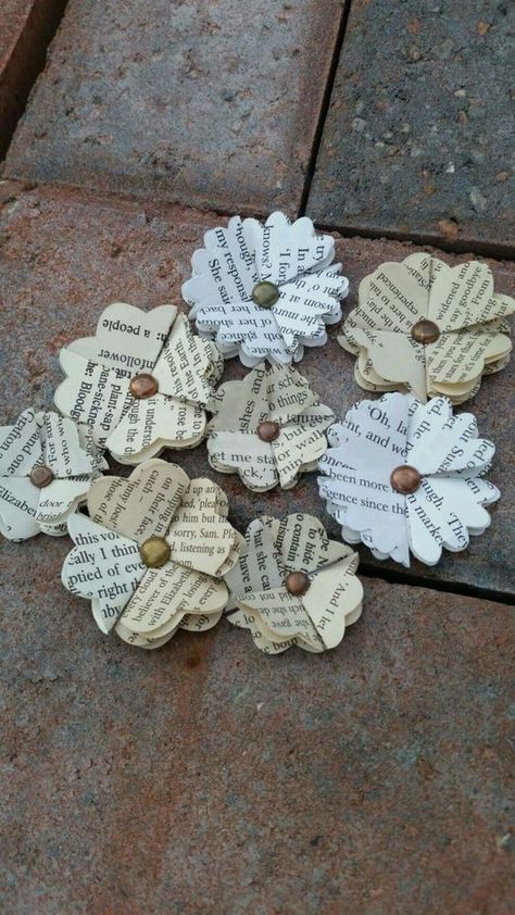 Paper Folded Flowers, Crafts Out Of Old Books, Paper Book Flowers, Newspaper Flowers Diy, Book Paper Flowers, Sheet Music Flowers, Folded Paper Flowers, Newspaper Flowers, Book Page Flowers