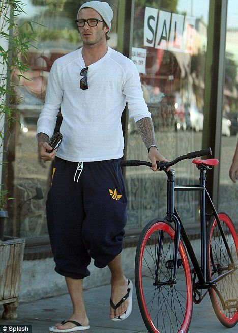 David Beckham tries geek chic while bicycle shopping with Romeo, Cruz and Brooklyn David Beckham Adidas, David Beckham Style Outfits, David Beckham Style, Adidas Sweats, I Want To Ride My Bicycle, Bike Style, Fixed Gear, Geek Chic, Men's Wear